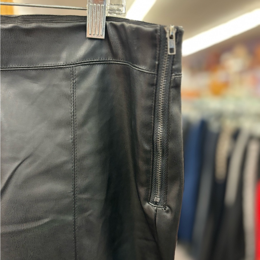 🛍️ ee:some Ladies Black Patent Leather Pants - Picture 3 of 10